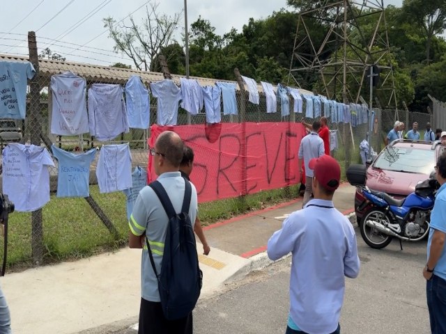 GM confirma 800 demisses em So Jos e metalrgicos fazem ato de protesto na fbrica