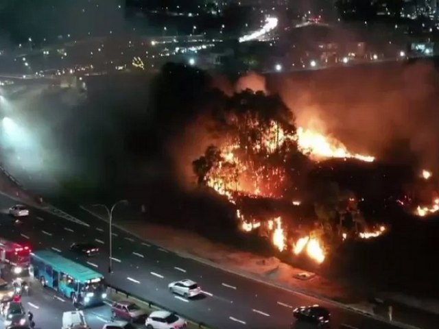 Exploso de kombi queima 1,5 mil m de vegetao no Anel Virio em So Jos