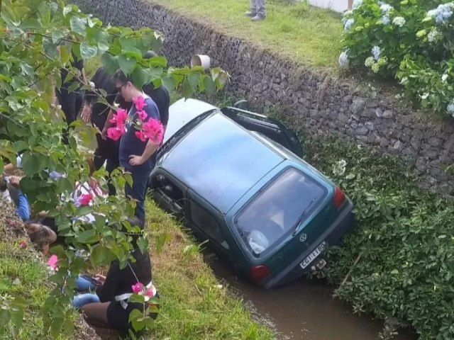 Veculos colidem e carro cai no Rio Capivari em Campos do Jordo