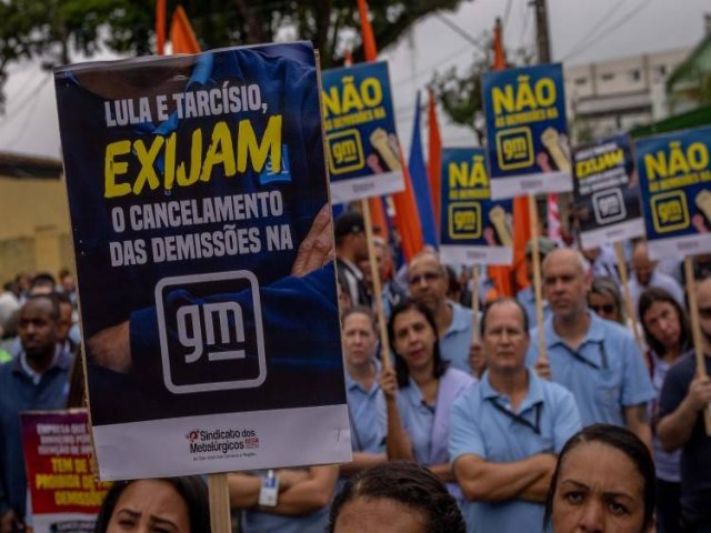 Protesto contra demisses da GM rene mil trabalhadores