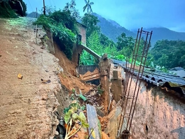 Deslizamento de terra atinge casa no Perequ-Mirim durante forte chuva em Ubatuba