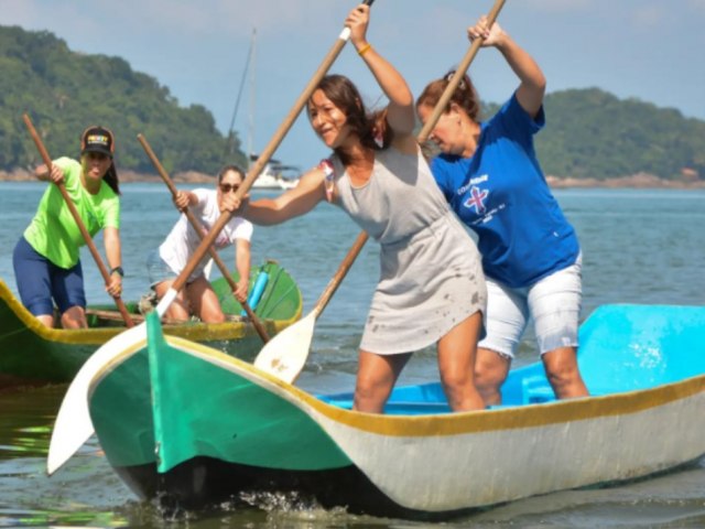 Praia da Enseada, em Ubatuba, sedia a 5 etapa do circuito de canoas caiaras