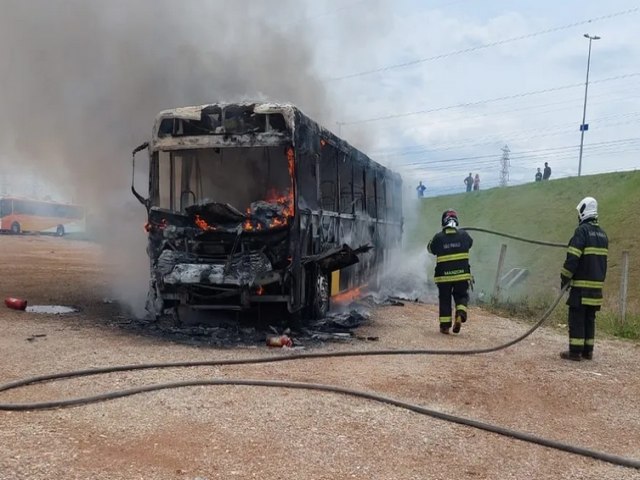 Incndio destri nibus pblico na garagem de So Jos dos Campos