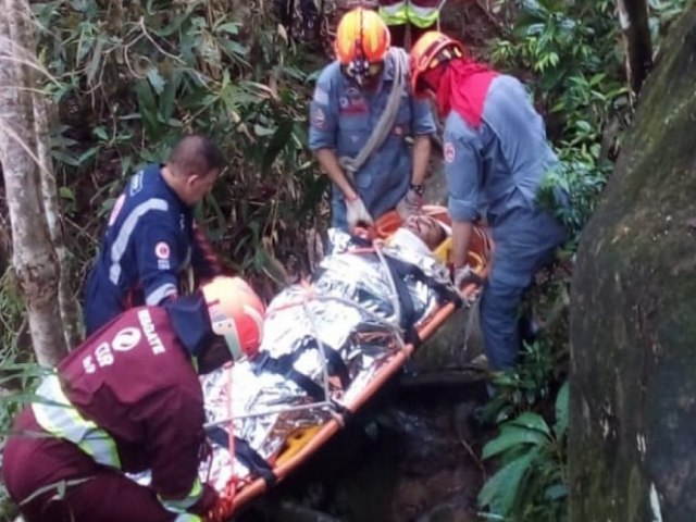 Banhista cai em cachoeira de difcil acesso em Ubatuba e quebra o fmur 