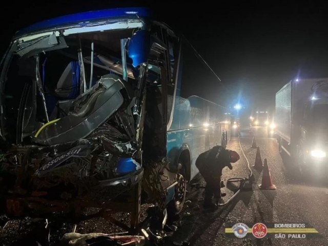 Motorista fica ferido aps acidente entre nibus e caminho na Dutra em Cachoeira Paulista