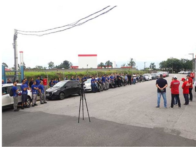 Trabalhadores fazem paralisao na DBTEC em Pindamonhangaba 