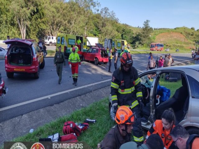 Cinco pessoas ficam feridas em acidente envolvendo trs veculos na rodovia dos Tamoios