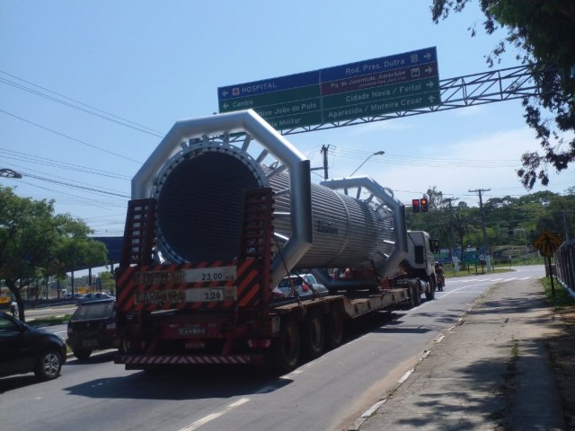 Pinda: Carreta quebrada no Anel Virio prejudica trnsito no local