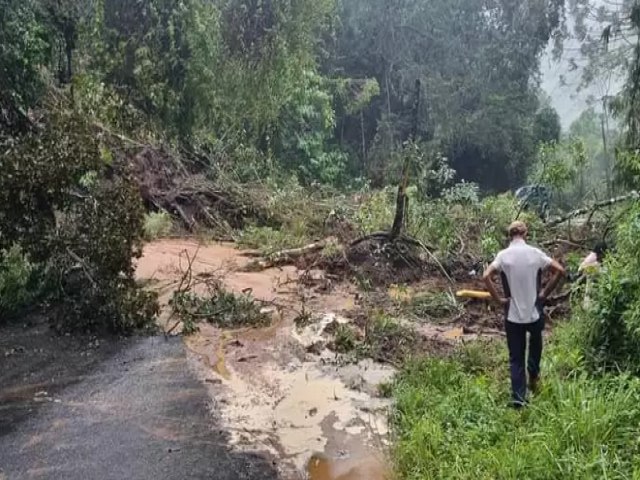 Aps chuva forte, Campos do Jordo tem bairros alagados e vias interditadas