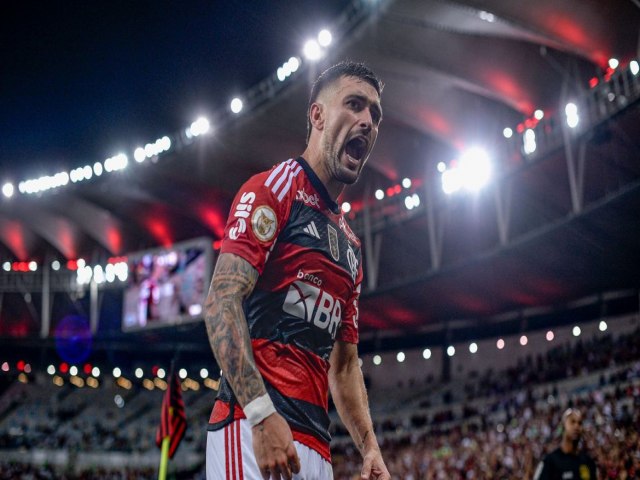 Flamengo vence Bragantino e entra na briga pelo ttulo do Brasileiro