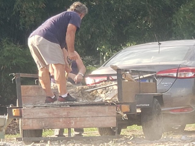 Pinda: Moradores so flagrados e autuados por descarte irregular de material na Cruz Pequena