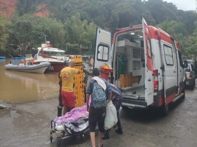 Operao conjunta Bombeiros, Samu e Defesa Civil resgata idosa de 84 anos na Ilha Monto de Trigo em So Sebastio