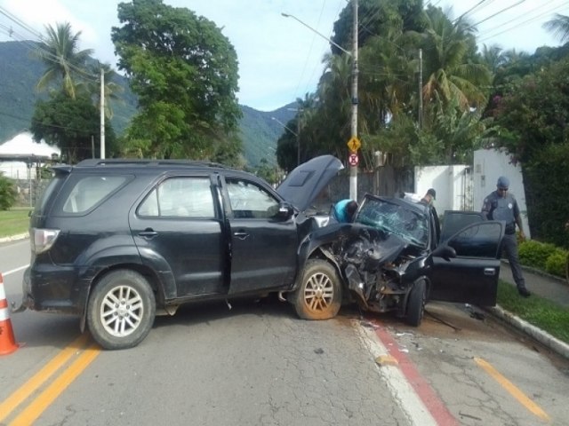 Coliso frontal entre dois carros em trecho urbano da SP-55 deixa trs feridos em So Sebastio