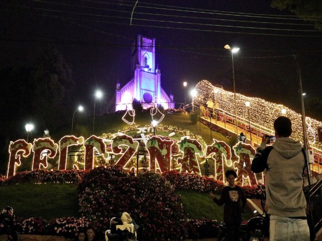 Santo Antnio do Pinhal inaugura decorao artesanal, iluminao e  prespio mecanizado 