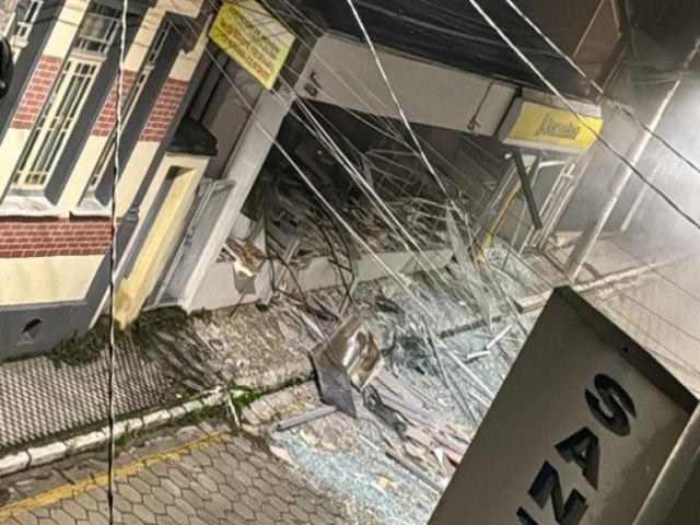 Exploso de bancos nesta madrugada em Paraibuna; bandidos fogem rumo a Caragu