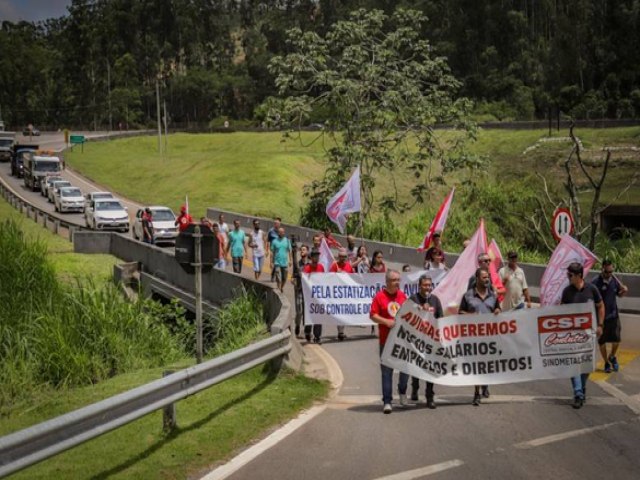 Protesto de metalrgicos da Avibras fecha Rodovia dos Tamoios