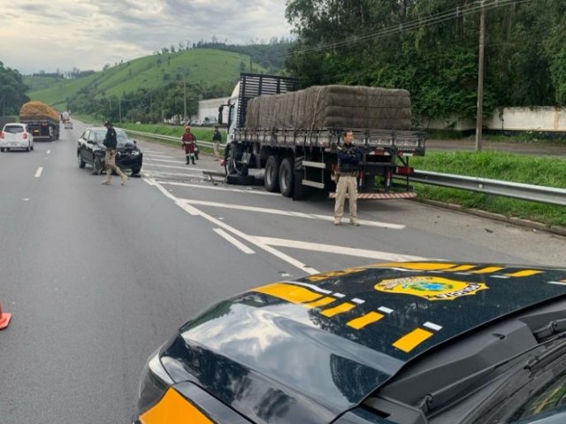 Carro com trs idosas bate em caminho na Via Dutra