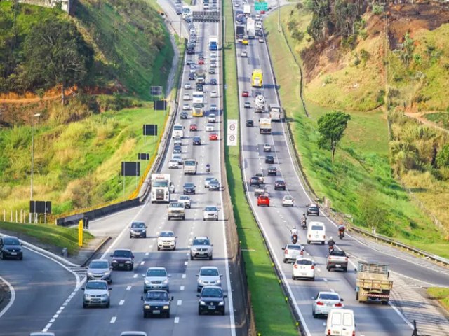 Veculo pega fogo na Dutra em Taubat e causa 4 km de congestionamento