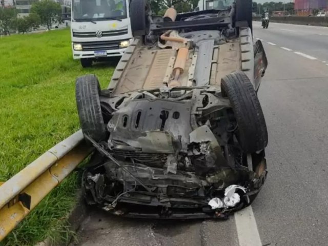 Motorista cochila, perde a direo do carro e capota na Via Dutra em So Jos