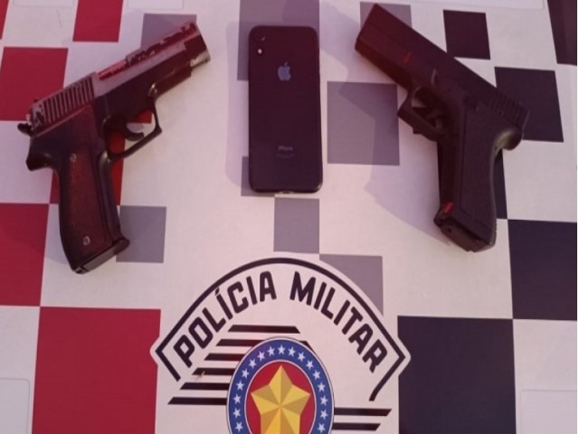 Policiais da Rocam apreendem adolescentes com simulacros de pistola aps tentativa de roubo na Martim de S