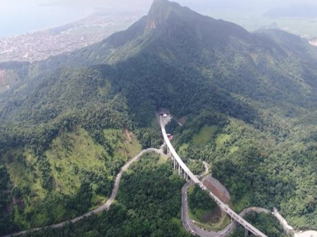 Passagem de carga especial na Tamoios na sexta-feira (15)