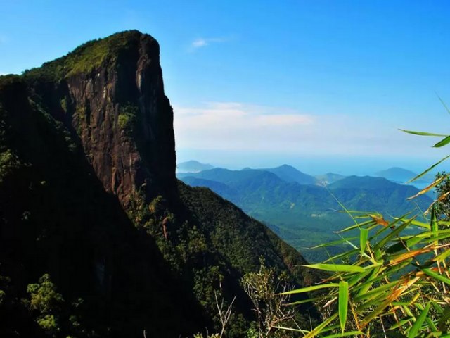 Mulher cai durante trilha do Corcovado e  resgatada pelo guia em Ubatuba