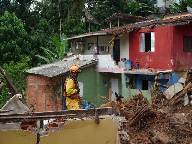 Justia autoriza e estabelece condies para demolio de casas na Vila Sahy em So Sebastio