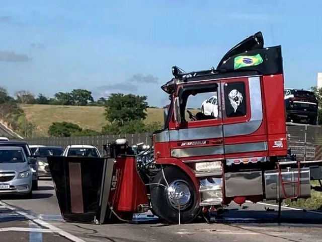 Acidente com caminho provoca congestionamento na Dutra em So Jos dos Campos