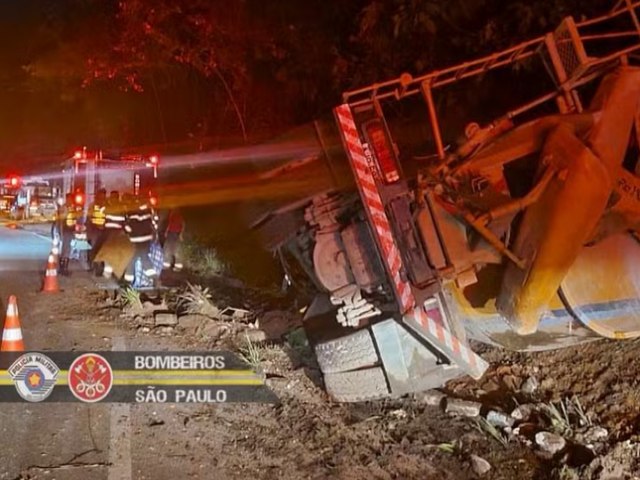 Motorista fica ferido aps caminho perder freio e tombar na SP-123 em Pindamonhangaba