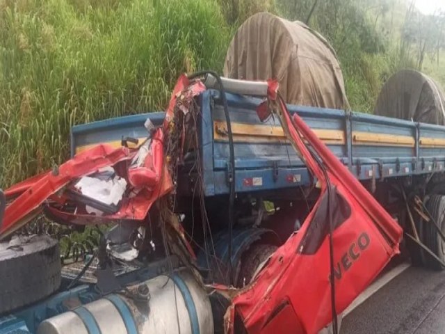 Acidente com carreta na Via Dutra deixa dois feridos