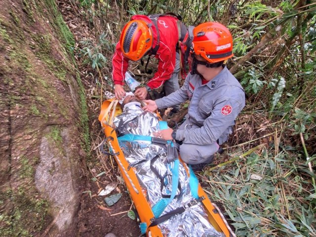 So Jos: Corpo de Bombeiros resgata vtima acidentada em regio de mata fechada