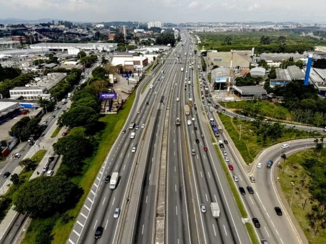 Mais de um milho de veculos devem passar pela Dutra e Rio Santos no feriado de Ano Novo