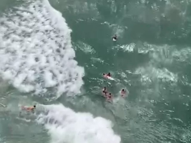 Quatro turistas so resgatados aps serem arrastados por correnteza em Ubatuba