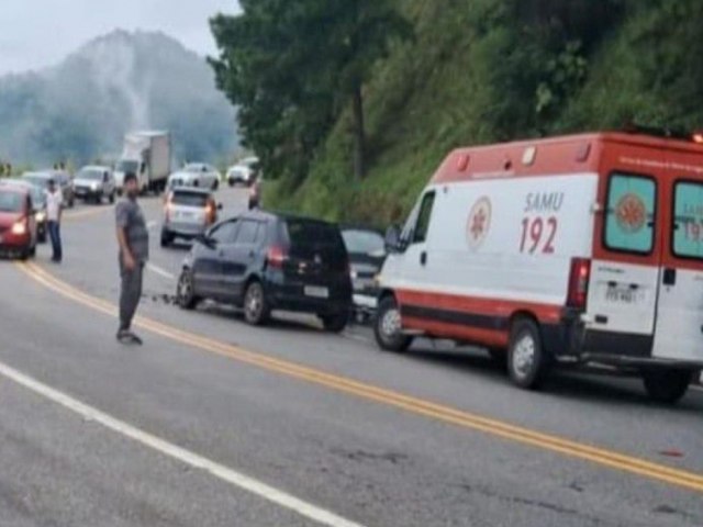 Duas pessoas morrem e outras cinco ficam feridas em acidente na Floriano Rodrigues Pinheiro, em Campos do Jordo