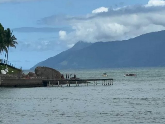 Homem pula de per e bate a cabea na Praia Martim de S em Caragu