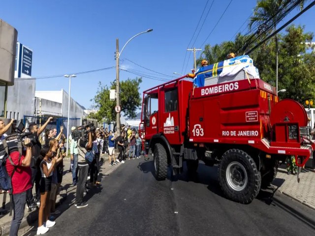 Corpo de Zagallo  sepultado no Rio de Janeiro sob aplausos