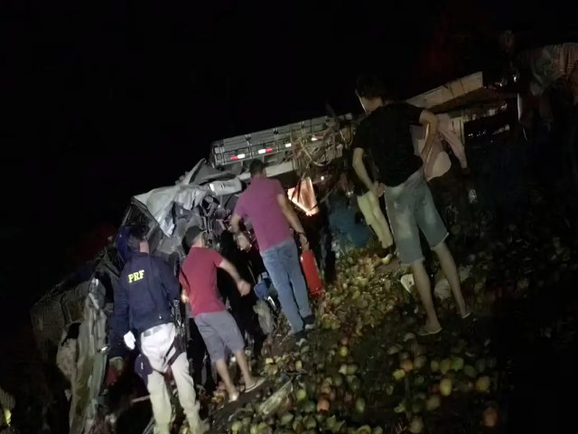 Acidente entre nibus e caminho deixa 25 mortos na Bahia