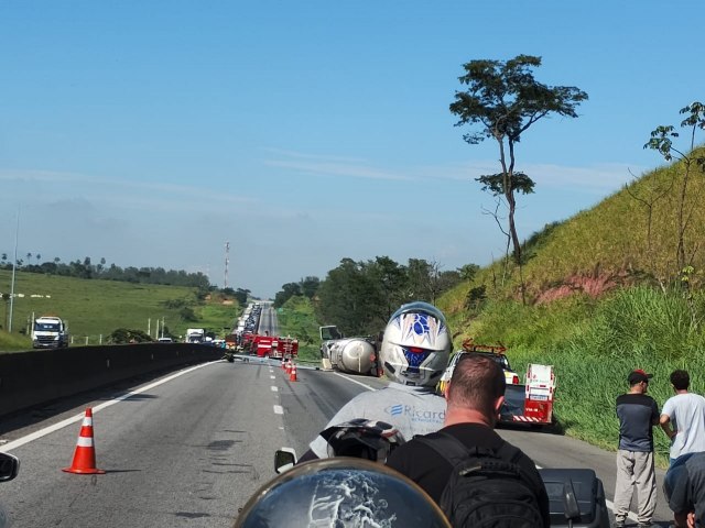 Acidente com carreta de combustvel interdita a Dutra nos dois sentidos em Pinda