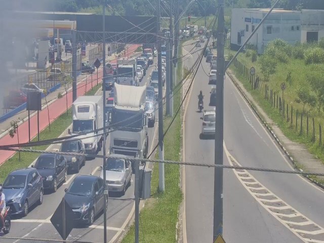 Interdio na Dutra - caminhes esto isentos de tarifa municipal de Pindamonhangaba no dia de hoje