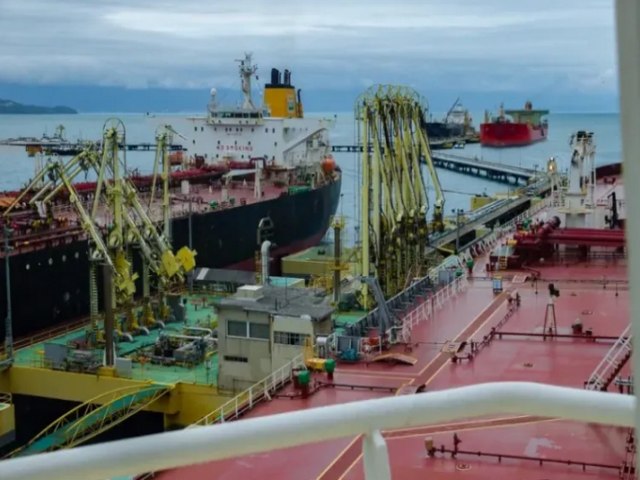 Transbordo entre navios vaza leo no mar no terminal da Transpetro em So Sebastio