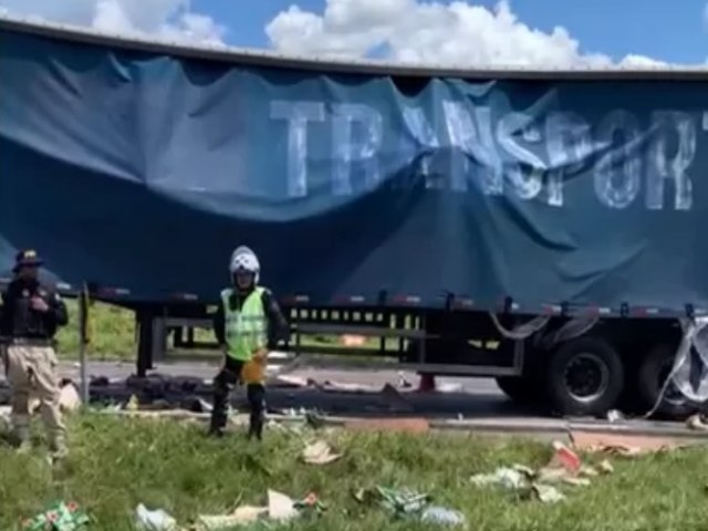 Caminho carregado com bebidas tomba e  saqueado na Dutra em Jacare