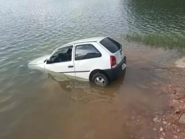 Carro cai de balsa e av e neta morrem em Natividade da Serra