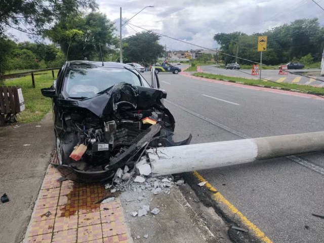 Carro derruba poste e deixa moradores sem energia eltrica em Pindamonhangaba