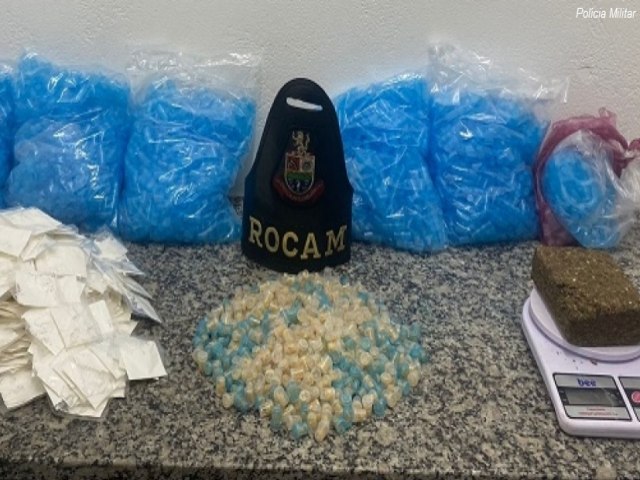 Homem  preso com mais de mil pores de cocana e crack, tijolo de maconha e 5,4 mil pinos para embalar drogas