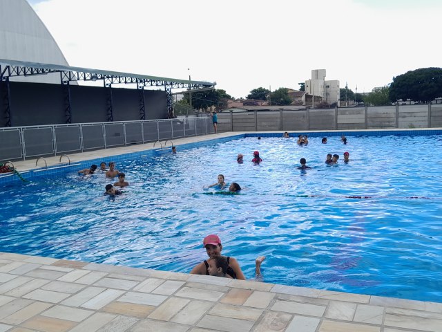 Crianas se divertem nas piscinas pblicas de Pindamonhangaba 