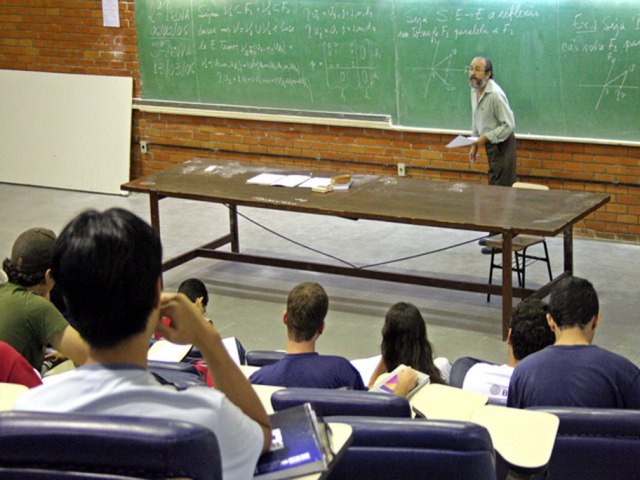 Lei garante a professores plano de carreira e jornada reduzida