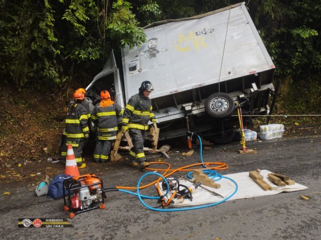 Caminho perde controle e tomba na Rodovia Oswaldo Cruz 