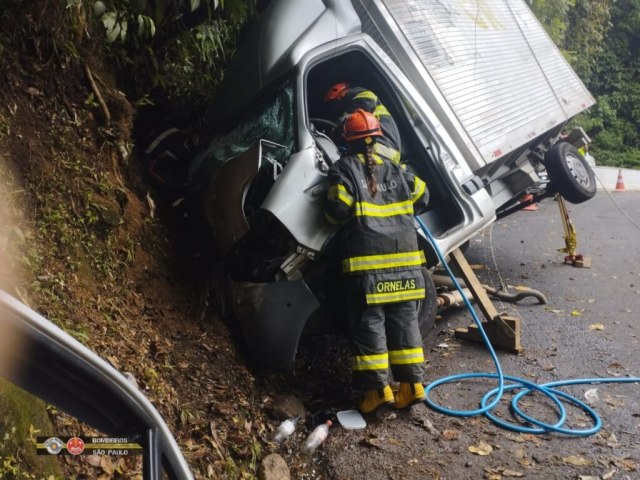 Oito pessoas ficam feridas, seis delas gravemente, em dois acidentes ocorridos na rodovia Oswaldo Cruz em Ubatuba