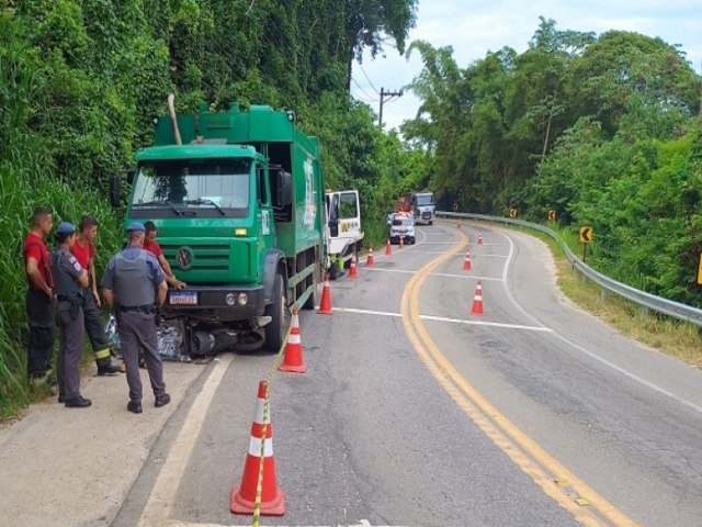 Acidentes da SP-55: casal morre aps coliso de moto com caminho em So Sebastio