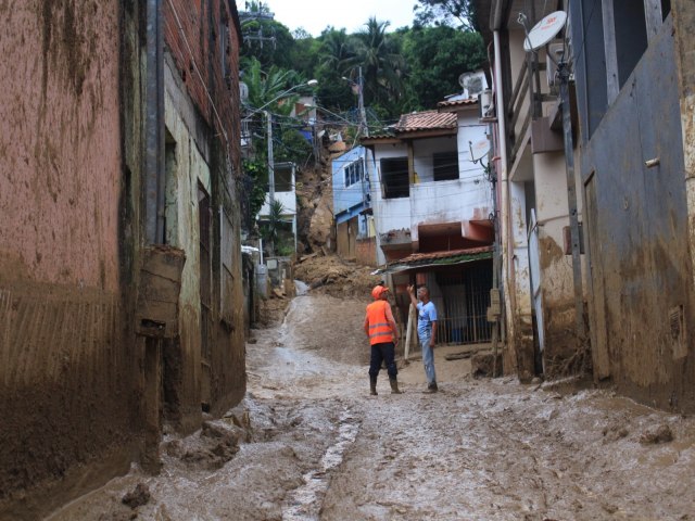 Sirenes so acionadas pela primeira vez durante chuva em So Sebastio